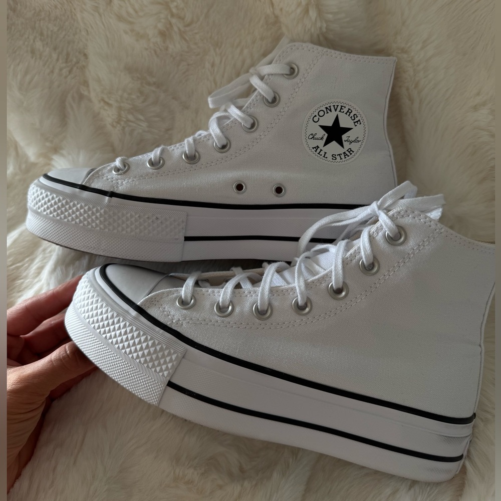 Converse women’s converse size 7 white